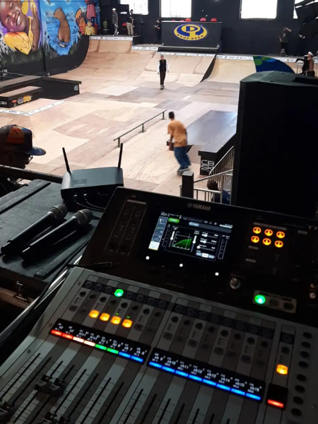 Evento esportivo com sonorizacao no Curitiba Skate Park